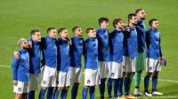 بعد التأهل.. لاعبو منتخب إيطاليا يحدثون "فوضى" داخل الطائرة!